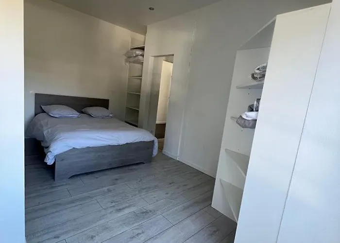 Calme Et Paisible Au Bord De La Rivière Ernée